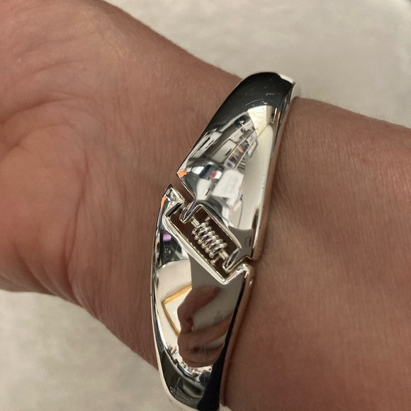 Dolphin cuff bracelet - Picture 3 of 6